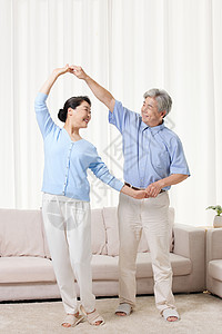 老年夫妻在家跳舞高清图片