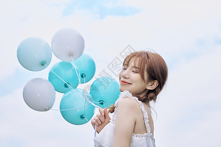 手拿气球的日系夏日美女高清图片