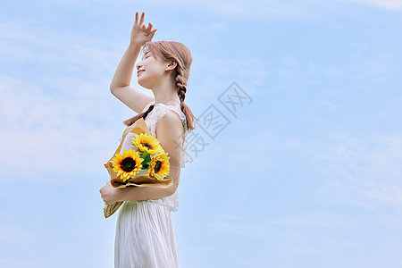 夏日旅游季夏日美女手拿向日葵背景