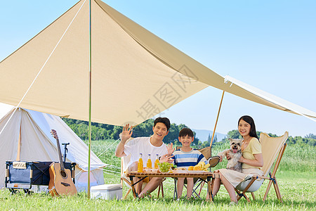 一家人夏日露营图片