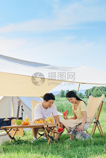 青年男女夏日户外露营吃西瓜图片