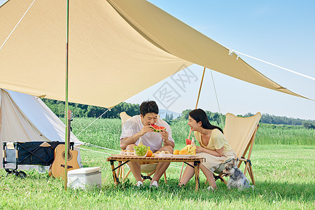 青年男女夏日户外露营吃西瓜图片