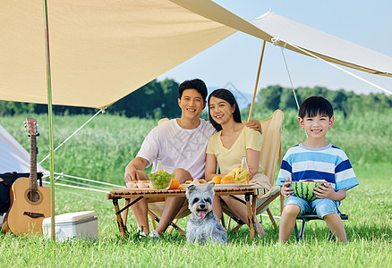 户外帐篷露营一家人夏日露营背景