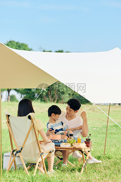 一家人夏日户外露营图片