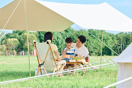 一家人夏日露营图片