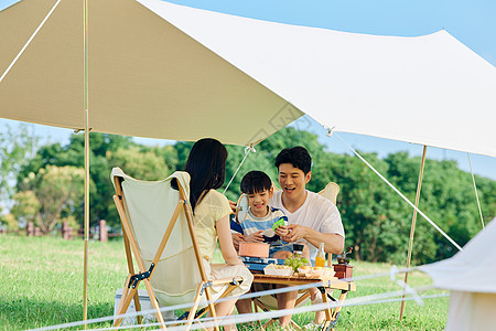 一家人夏日露营图片