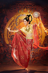 中国风敦煌美女手举风铃鼓跳舞图片