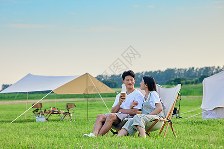 郊游情侣青年男女户外露营背景