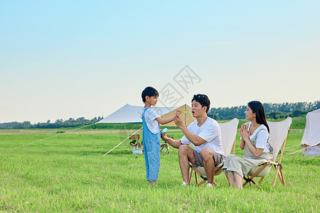 一家人夏日户外露营图片