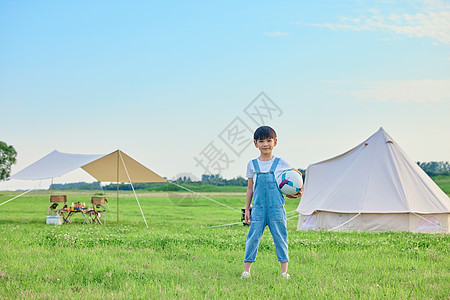 运动小孩小男孩户外草坪上抱着足球背景