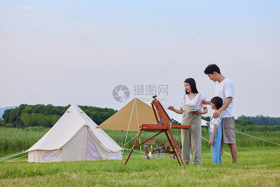 一家人户外绘画写生图片