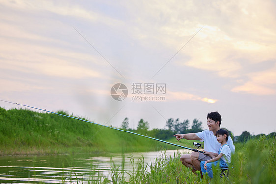 夏日父子户外钓鱼图片
