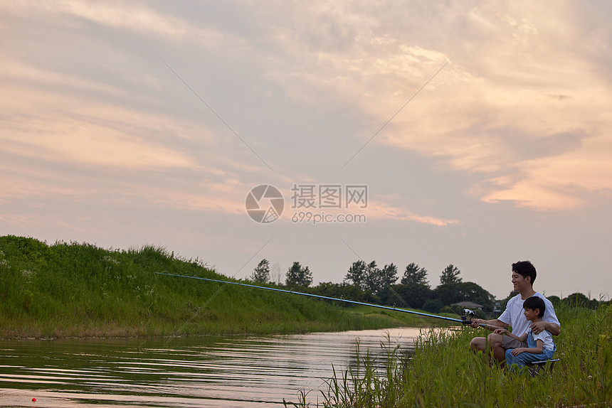 夏日傍晚河边垂钓图片