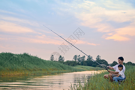 路亚钓鱼夏日傍晚河边垂钓背景