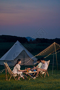 一家人草地上夏日夜晚家庭亲子露营背景