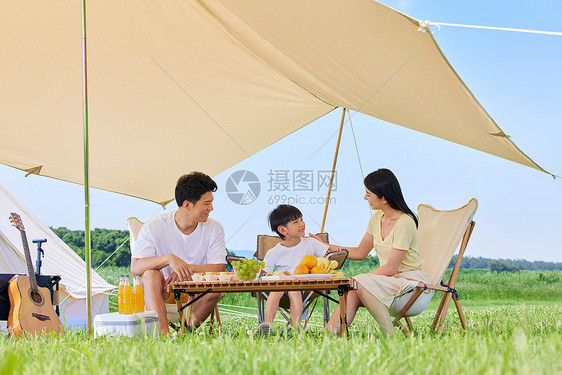 幸福一家人夏日户外露营图片