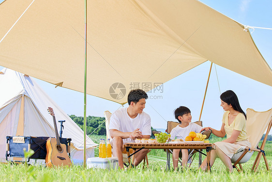 幸福一家人夏日户外露营图片