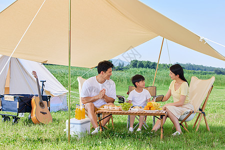 幸福一家人夏日户外露营图片