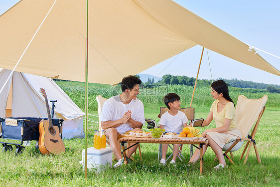 幸福一家人夏日户外露营图片