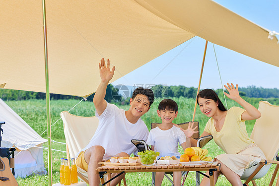 幸福一家人夏日户外露营图片