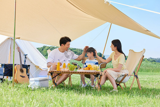 幸福一家人夏日户外露营图片