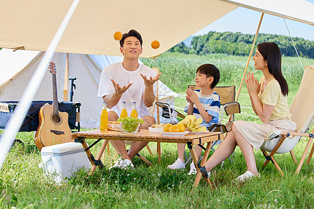 幸福一家人夏日户外露营图片