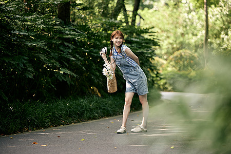 森系女孩手拿相机的夏日清新美女背景