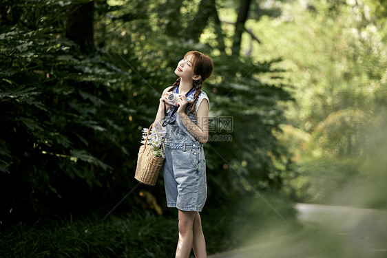 手拿相机的夏日清新美女图片