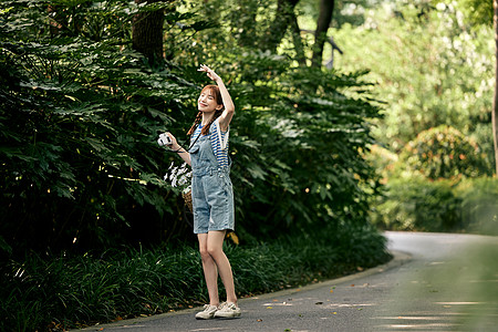 手拿相机的夏日清新美女图片