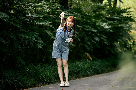 绿色小清新主图手拿相机的夏日清新美女背景