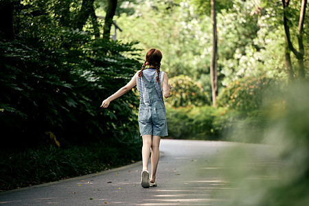 清新夏日美女的背影图片