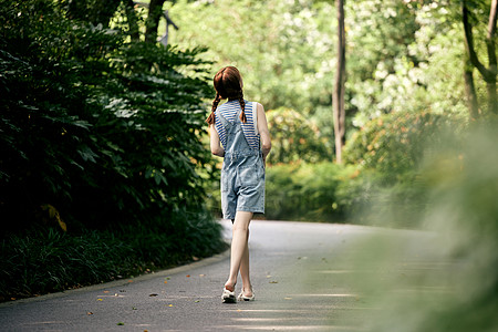 清新夏日美女背影图片