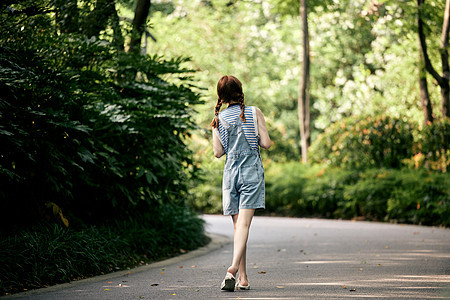 清新夏日美女背影图片