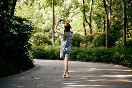 清新夏日美女背影图片