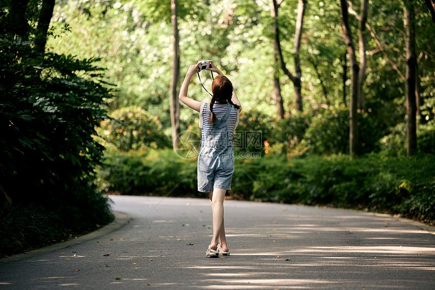 清新夏日美女背影图片