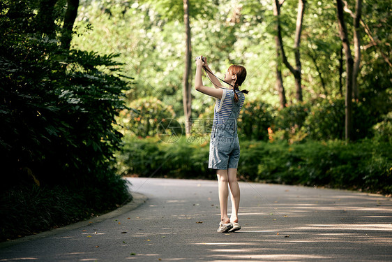 手拿相机的夏日清新美女图片