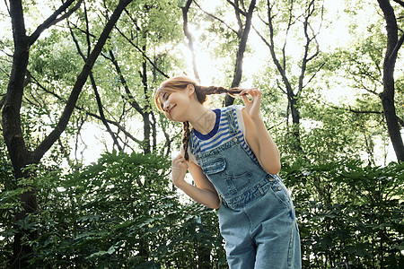 对着镜头搞怪的清新夏日美女图片