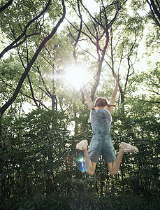 森系女孩清新夏日美女的背影背景