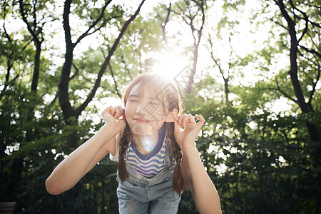 对着镜头搞怪的清新夏日美女图片