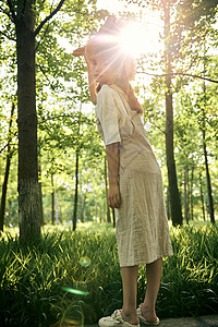 夕阳下的清新夏日美女图片