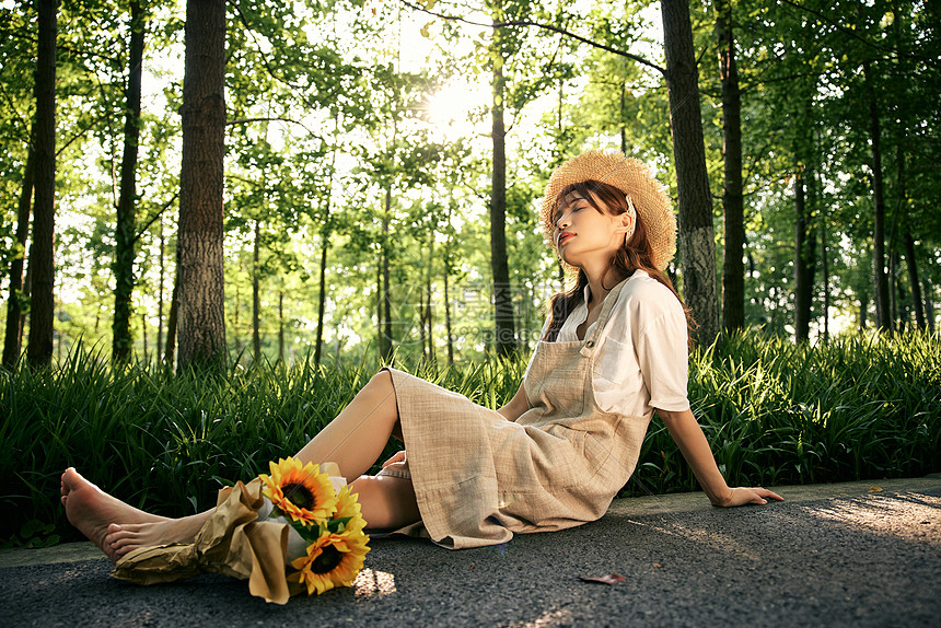 夕阳下的清新夏日美女图片