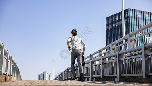 努力奔跑男性奔跑上班背影背景