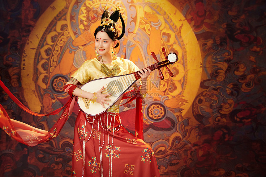 中国风敦煌美女弹奏琵琶图片