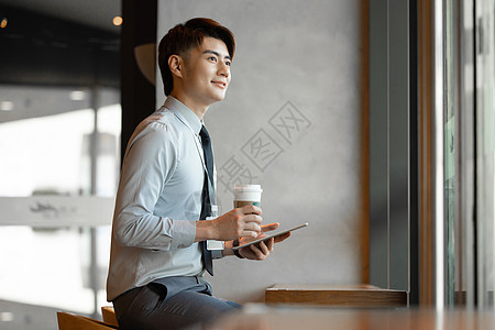 商务男性休闲办公喝咖啡图片