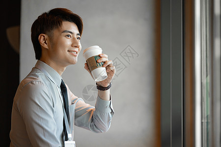 商务职场男性在咖啡店办公图片