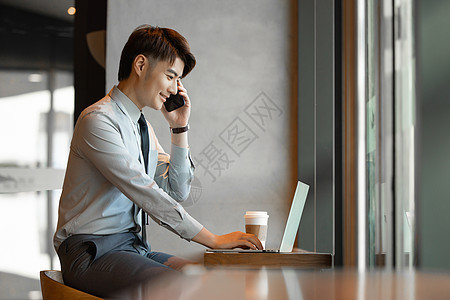 商务职场男性在咖啡店办公图片