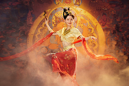 中国风敦煌美女拿竹笛跳舞图片