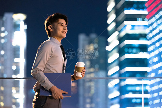 夜晚加班的都市白领图片