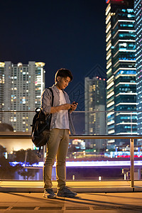 夜晚在城市走路的男性图片