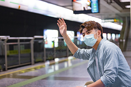 年轻男性在地铁站打招呼图片素材